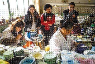 昨日，游客在觀看景泰藍(lán)制作。