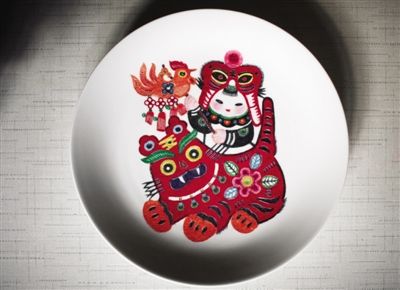 具有剪紙風格的刻瓷作品。