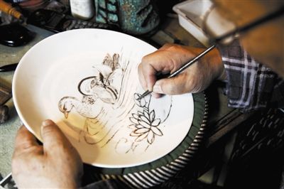 用鉆石刀刻瓷就像用畫筆作畫一樣，“持刀如持筆”。