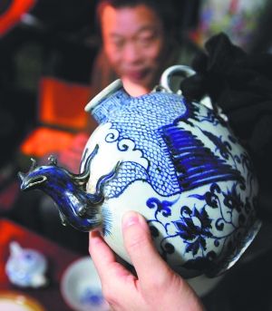 “樊家井”是景德鎮(zhèn)中低端仿品生產(chǎn)和批發(fā)基地，圖為仿元青花鳳首壺。